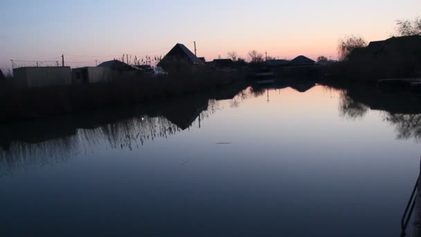 在黑暗中 岸边的房屋和建筑物 黑暗的房子反映在明亮的水中 — 图库视频影像