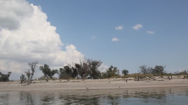 平静的海面上的暴风云 游客在沙吐槽上放松身心 — 图库视频影像