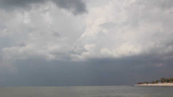 Nuvens Tempestade Sobre Mar Tranquilo Turistas Relaxar Cuspo Arenoso — Vídeo de Stock