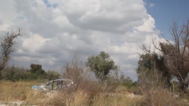 Sessiz deniz üzerinde fırtına bulutları. Turistler tükürmek sandy sakin ol.
