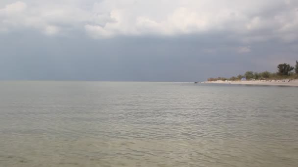 Nuages Orageux Sur Mer Calme Les Touristes Détendent Sur Flèche — Video