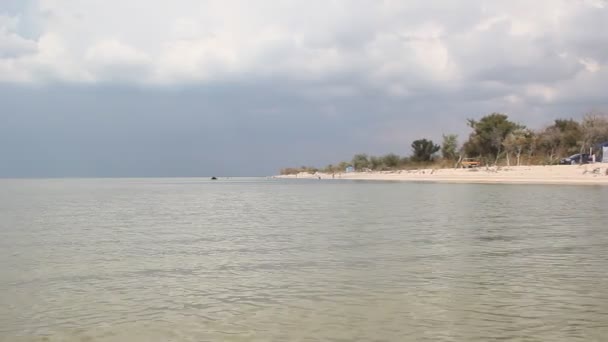 Nuages Orageux Sur Mer Calme Les Touristes Détendent Sur Flèche — Video