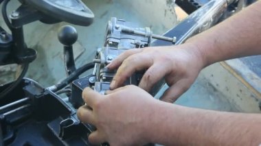 Tekne motor gemi tekne için tamir. Tekne motor ve adamın elleri yakın çekim.