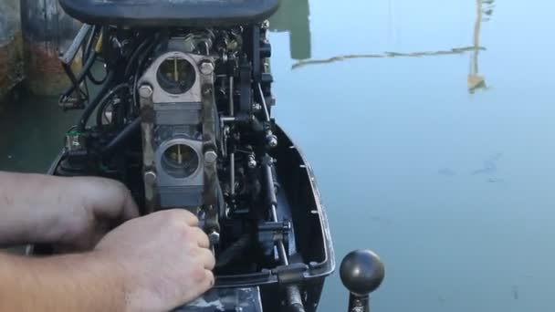 Reparation Utombordsmotor För Motorbåtar Båtmotor Och Mannens Händer Närbild — Stockvideo