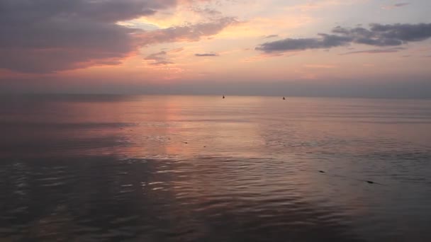 美丽的日落在海上 晚上平静的大海 — 图库视频影像