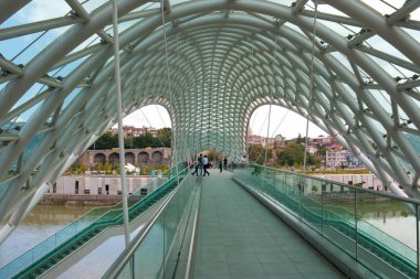 Tiflis, Gürcistan - 9 Ağustos 2013: Bridge barış. Köprü Kura Nehri üzerinde uzanır ve eski şehrin alanlarında bağlanır.