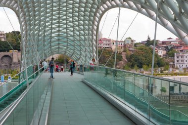 Tiflis, Gürcistan - 9 Ağustos 2013: Bridge barış. Köprü Kura Nehri üzerinde uzanır ve eski şehrin alanlarında bağlanır.