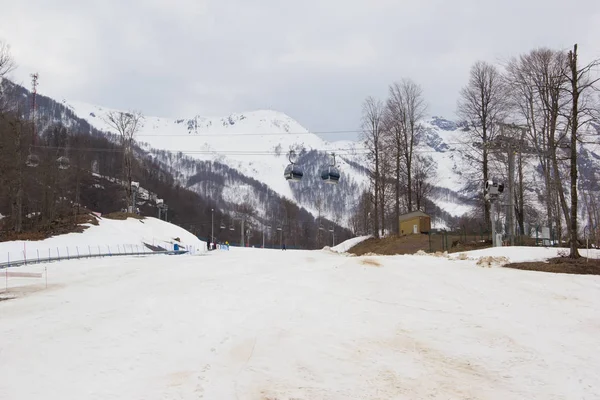 Krasnaya Polyana 俄罗斯 2015年4月17日 滑雪道和缆车 — 图库照片