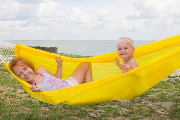 Дві Красиві Веселі Дівчата Жовтому Гамаку — стокове фото