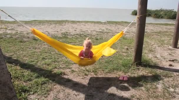 Niño Rubio Alegre Balanceándose Una Hamaca Niño Una Hamaca Lago — Vídeos de Stock