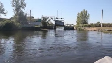 Tekne kanal taşır. Motorlu bir tekne ağ geçidi geçer