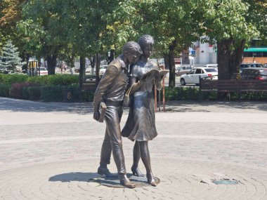 Krasnodar, Rusya - 19 Ağustos 2016: Alexander Boulevard ile anıt Shurik ve Lida Krasnodar merkezi. 