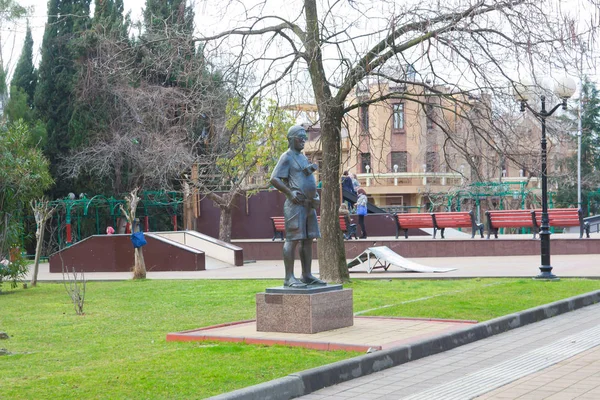 Sochi Rusland Februari 2014 Sculptuur Van Een Toerist Met Een — Stockfoto