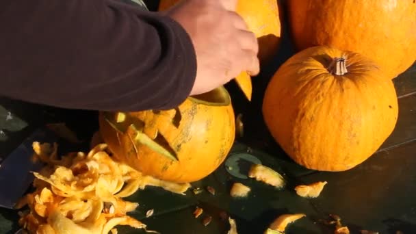 Man Snijdt Jack Lantaarn Van Een Pompoen Voorbereiden Van Halloween — Stockvideo