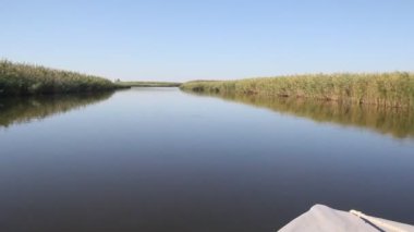 Kanal üzerinden tekne hızlı hareket sırasında çekildi