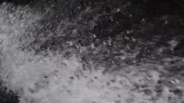 Motorlu teknelerin altında su sıçramaları