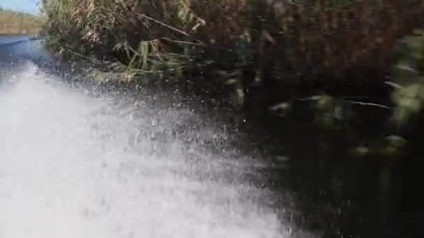 Wasser Spritzt Unter Den Motorbooten Hervor — Stockvideo