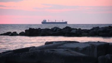 Denizde güzel gün batımı. Turuncu gökyüzü karşı gemilerin siluetleri