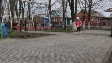 Kız bir kaykay Bahar park üzerinde sürme