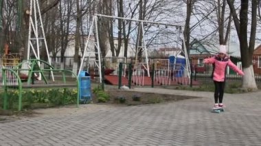 Kız bir kaykay Bahar park üzerinde sürme