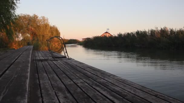 Kanal Beleuchtet Von Der Untergehenden Sonne Ufer Mit Schilf Überwuchert — Stockvideo