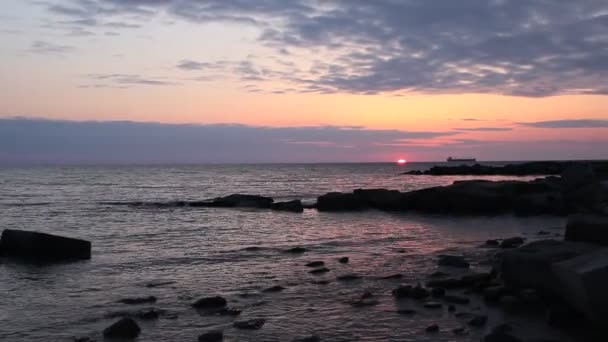 美丽的日落在海上 船剪影反对橙色天空 — 图库视频影像