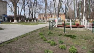 Çocuk çalıştırmak ve parkta bir scooter binmek