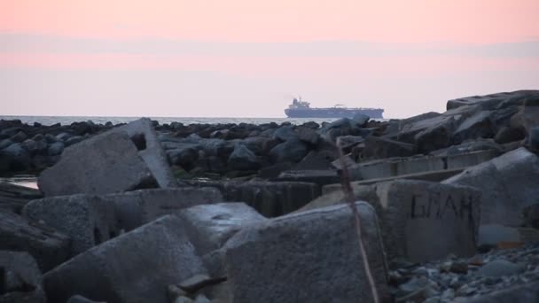 Vacker Solnedgång Havet Siluetter Fartyg Mot Orange Himlen — Stockvideo