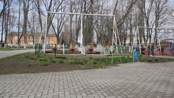 Los Niños Corren Montan Scooter Parque — Vídeos de Stock