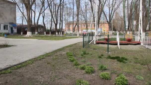 Parque Cidade Com Atrações Primavera Parque Desertado Com Baloiços — Vídeo de Stock