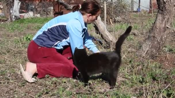 Mujer Gato Negro Mujer Mediana Edad Trabajando Jardín Lado Gato — Vídeo de stock