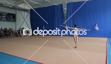 Primorsko-Akhtarsk, Rusya-15 Ocak 2019: jimnastikçi genç kız egzersiz gösterir. Spor salonunda sanatsal jimnastik