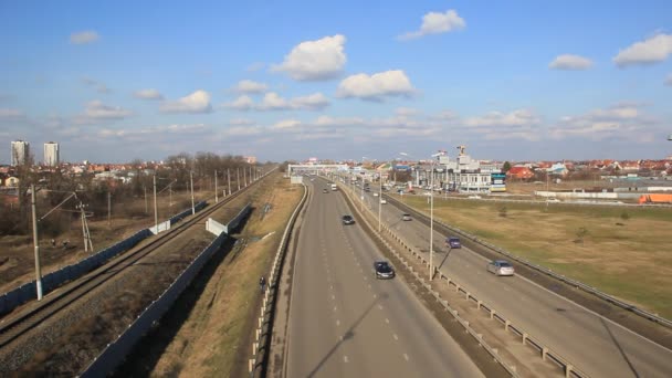 Vår Landskap Med Väg Och Järnväg Rostov Motorvägen Vid Infarten — Stockvideo