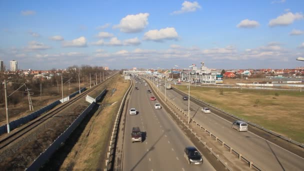 Vår Landskap Med Väg Och Järnväg Rostov Motorvägen Vid Infarten — Stockvideo