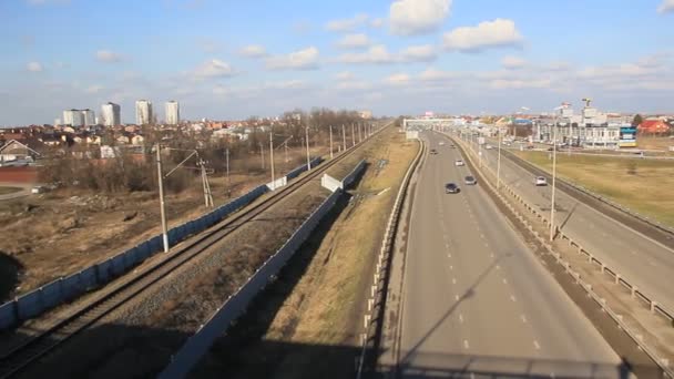 Vår Landskap Med Väg Och Järnväg Rostov Motorvägen Vid Infarten — Stockvideo