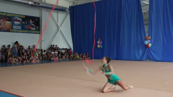 러시아 프리모 2019 소녀는 운동을 보여줍니다 체육관에서 — 비디오