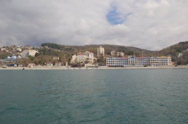 Tuvalet, Krasnodar Krayı, Rusya Federasyonu-24 Şubat 2017: Tatil ve tatil evleri Karadeniz civarında Sochi üzerinde. Manzara köyleri Uch-Dere, tuvalet ve Dagomys bulutlu bir günde denizden