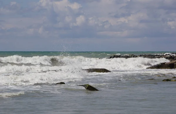 Velké Vlny Válí Pobřeží — Stock fotografie