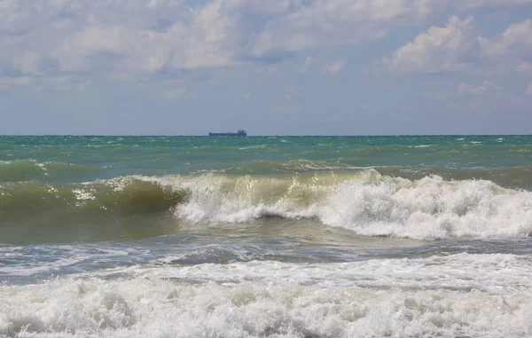 Velké Vlny Válí Pobřeží Loď Plaví Bouřlivé Moře — Stock fotografie