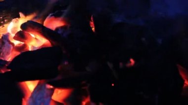 Geceleri yanan ateşi yakacak odun ile