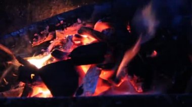 Geceleri yanan ateşi yakacak odun ile