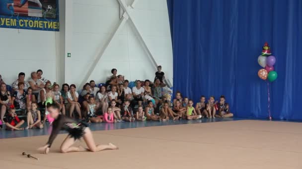 プリモルスコ Akhtarsk ロシア 月15 2019 体操選手十代の少女は運動を示しています ジムでの芸術的体操 — ストック動画