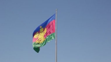 Bayrağı mavi gökyüzüne karşı rüzgarda çırpınıyor. Krasnodar Krai, Rusya bayrağı