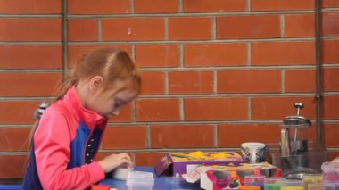 Masada güzel kırmızı saçlı kız. Kız modelleme için kitle ile oynuyor.