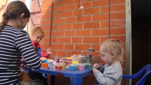 Τρία Κορίτσια Κάθονται Στο Τραπέζι Κορίτσια Παίζουν Μάζα Για Μόντελινγκ — Αρχείο Βίντεο