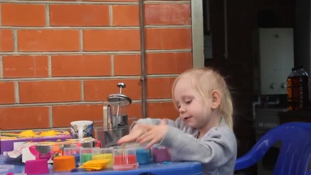 Όμορφη Ξανθιά Κοπέλα Στο Τραπέζι Κορίτσι Παίζει Πολλά Για Μόντελινγκ — Αρχείο Βίντεο