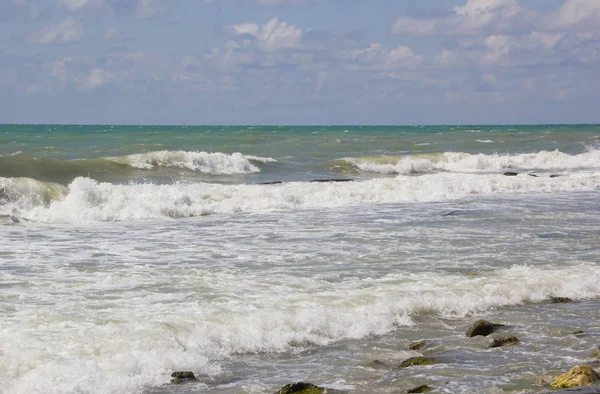 Stora Vågor Rullar Stranden — Stockfoto