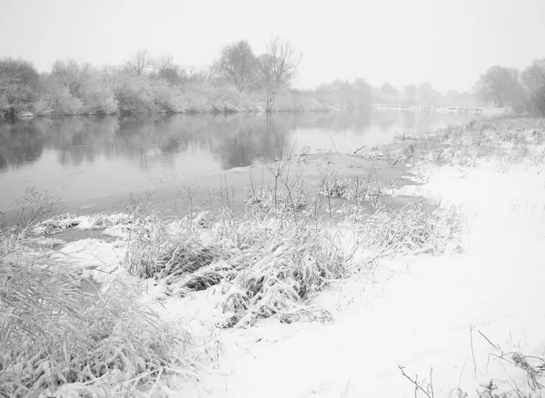 Snöfall Lugn Flod Vintern — Stockfoto