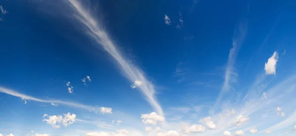 Nubes Blancas Vasto Cielo Azul Brillante —  Fotos de Stock