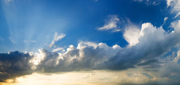 Prachtige Zomer Landschap Wolken Ondergaande Zon — Stockfoto